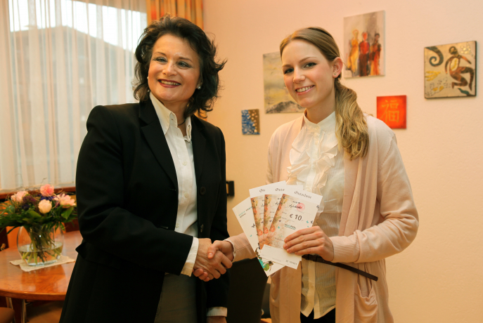 Bgm. Hedi Wechner und Gewinnerin Tanja Margreiter 