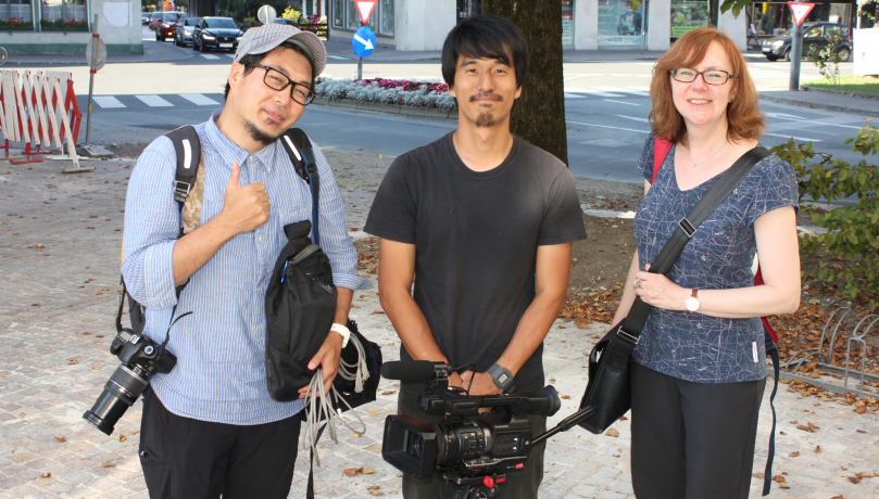 Shota Kobayashi, Ken Ikeda und Dolmetscherin Gaby Bründl (von links nach rechts) bei den Dreharbeiten in Wörgl Shota Kobayashi, Ken Ikeda und Dolmetscherin Gaby Bründl (von links nach rechts) bei den Dreharbeiten in Wörgl