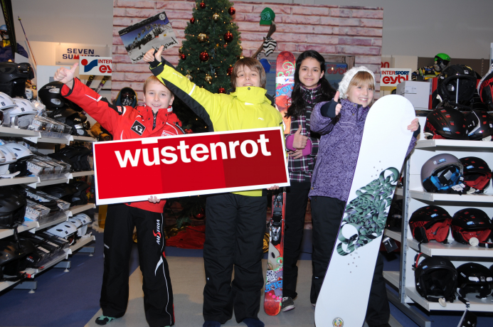 (v.l.) Lukas Grindhammer, Mathias Blanck, Özlem Cihangir und Silvia Ehrenstrasser von der 2A freuen sich auf eine erlebnisreiche Wintersportwoche.