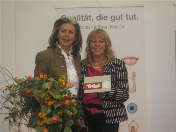 Alice Türk-Klingler nahm die Auszeichnung von Tirols Wirtschaftslandesrätin Patrizia Zoller-Frischauf mit Freude entgegen. Alice Türk-Klingler nahm die Auszeichnung von Tirols Wirtschaftslandesrätin Patrizia Zoller-Frischauf mit Freude entgegen.