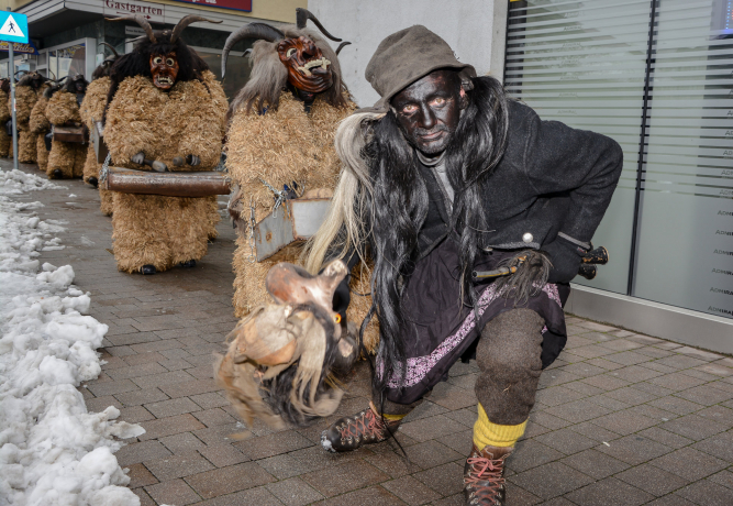 Wörgler Perchten besuchten das Stadtamt