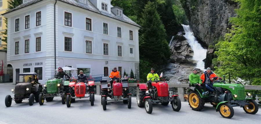 Wörgler Traktorfreunde besuchten Pfarrer Theo Mairhofer
