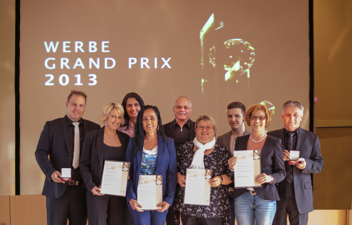 Das Team der ausgezeichneten Werbeagentur mit Adi (rechts) und Peter Haaser (ganz links) Das Team der ausgezeichneten Werbeagentur mit Adi (rechts) und Peter Haaser (ganz links)