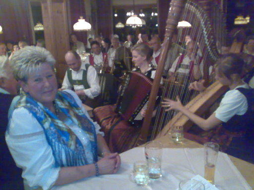 Rosi Egger mit der Kathrin-Musig im Hintergrund Rosi Egger mit der Kathrin-Musig im Hintergrund