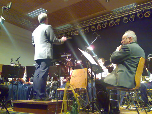 Kpm. Gerhard Madersbacher dirigiert die BMK Bruckhäusl