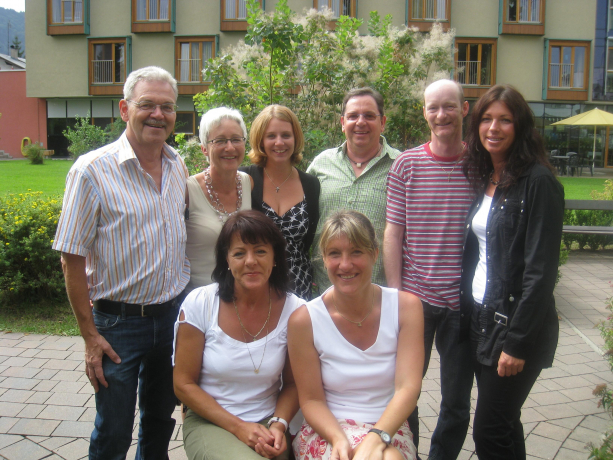 Das Projektteam besteht aus Elke Aufschnaiter (Physiotherapeutin), Anni Hirzinger (Stv. Pflegedienstleiterin), Michael Mayr (Küchenchef), Erhard Reinsberger (Hausmeister) und Christiane Feiersinger (Sachbearbeiterin) und wird von Christiane Mayer (Sachbearbeiterin) geleitet. Unterstützt wird das Projekt von Verwalter Günther Brandl und Pflegedienstleitung Annemarie Dinkhauser. Das Projektteam besteht aus Elke Aufschnaiter (Physiotherapeutin), Anni Hirzinger (Stv. Pflegedienstleiterin), Michael Mayr (Küchenchef), Erhard Reinsberger (Hausmeister) und Christiane Feiersinger (Sachbearbeiterin) und wird von Christiane Mayer (Sachbearbeiterin) geleitet. Unterstützt wird das Projekt von Verwalter Günther Brandl und Pflegedienstleitung Annemarie Dinkhauser.