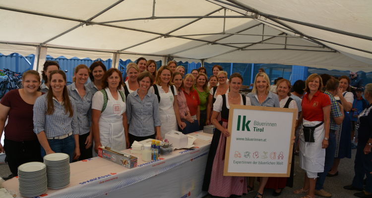 Die Bäuerinnen des Gebietes Wörgl und Umgebung richteten den Tag der offenen Tür bei der TirolMilch anlässlich des 60-Jahr-Jubiläums der Bäuerinnenorganisation aus Die Bäuerinnen des Gebietes Wörgl und Umgebung richteten den Tag der offenen Tür bei der TirolMilch anlässlich des 60-Jahr-Jubiläums der Bäuerinnenorganisation aus