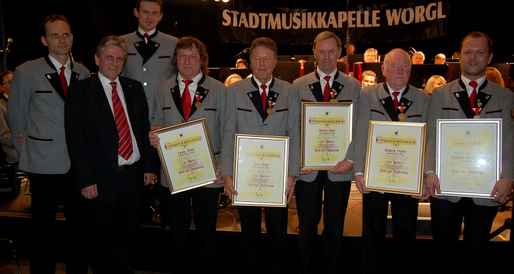 Obmann Klaus Ebner, Bgm. Arno Abler, Kapellmeister Thomas Scheiflinger und die Geehrten - Lorenz Moser, Peter Eberl, Johann Eberl, Helmuth Rieder und Thomas Oberhammer