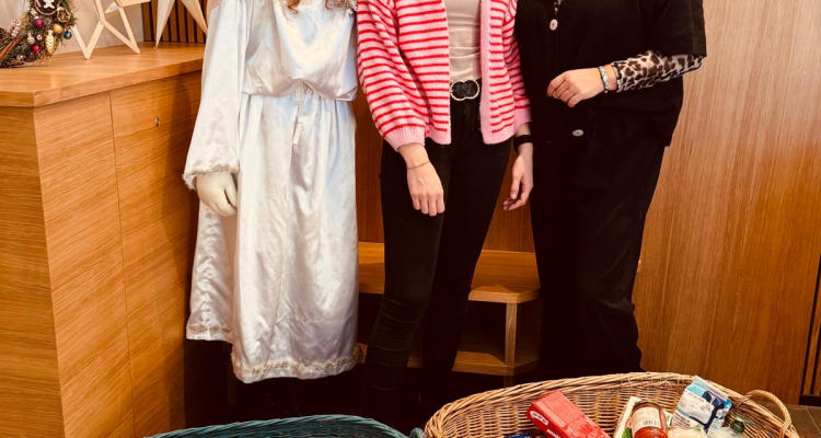 „Deck den SoMa“-Weihnachtstisch: Kindergärten und Schulen füllen gemeinsam die Regale im Caritas Sozialmarkt Wörgl „Deck den SoMa“-Weihnachtstisch: Kindergärten und Schulen füllen gemeinsam die Regale im Caritas Sozialmarkt Wörgl