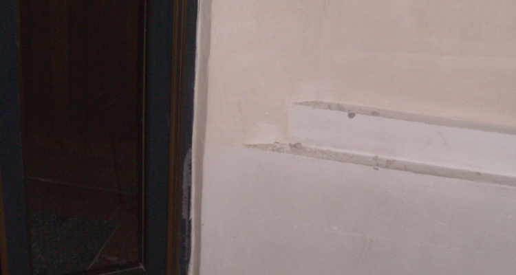 Ein Opferstock wurde gewaltsam mit einem Werkzeug aus der Wand gerissen