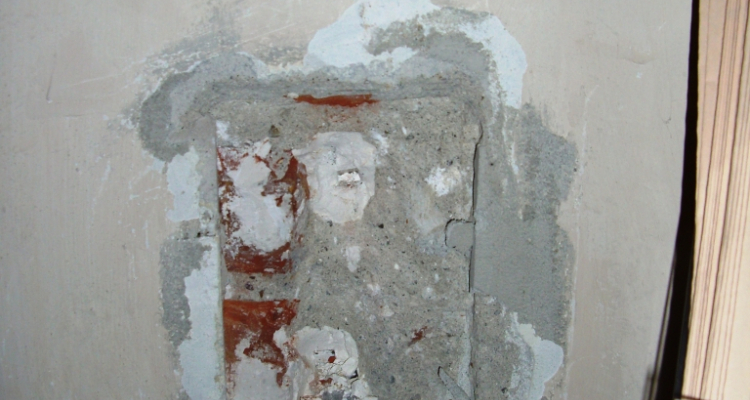 Ein Opferstock wurde gewaltsam mit einem Werkzeug aus der Wand gerissen