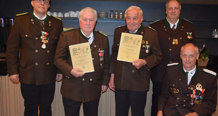 Ehrung Tiroler Landesschützenbund – v.l. Manfred Schachner, Hansjörg Mair, Hans Strasser, Andreas Obitzhofer und Hubert Aufschnaiter. Foto: Veronika Spielbichler