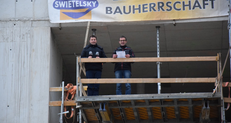 Die beiden Baumeister Josef Leitner (l.) und Dietmar Kirchmaier hielten den traditionellen Firstspruch ab.