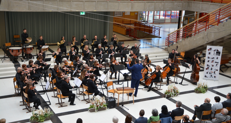 Stimmte schwungvoll mit Strauss-Klassikern aufs neue Jahr ein: Das Wörgler Kammerorchester beim Neujahrskonzert 2024