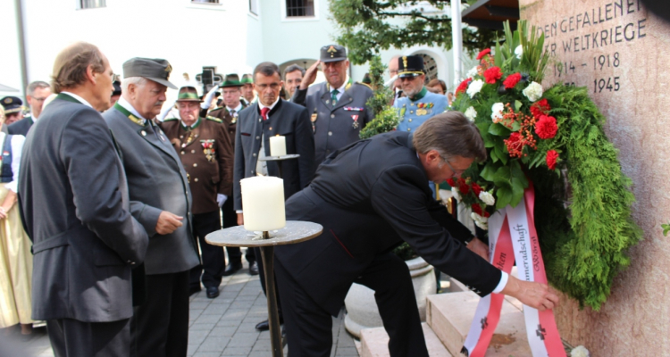 Kranzniederlegung durch LH Platter am Kriegerdenkmal der Gefallenen des Ersten und Zweiten Weltkrieges