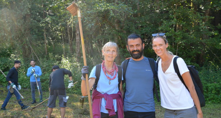 Landschaftspflegerin Maria Ringler (links) mit Rawad und Michaela Kasper-Furtner vom Freiwilligenzentrum Kitzbüheler Alpen beim Arbeitseinsatz in der Filz Landschaftspflegerin Maria Ringler (links) mit Rawad und Michaela Kasper-Furtner vom Freiwilligenzentrum Kitzbüheler Alpen beim Arbeitseinsatz in der Filz