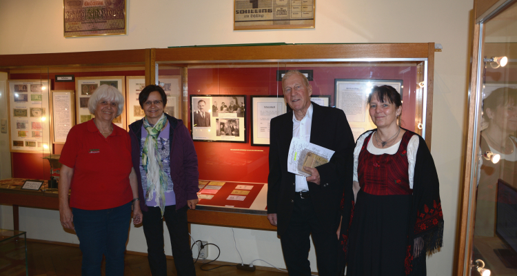 Mag. Walter Felkel hat eine beeindruckende Sammlung aus Notgeldern und Krisen-Dokumenten zusammengetragen. Bei der Ausstellungseröffnung v.l. Erika Felkel, Veronika Spielbichler/Obfrau Unterguggenberger Institut, Mag. Walter Felkel und Mag. Monika Singer Mag. Walter Felkel hat eine beeindruckende Sammlung aus Notgeldern und Krisen-Dokumenten zusammengetragen. Bei der Ausstellungseröffnung v.l. Erika Felkel, Veronika Spielbichler/Obfrau Unterguggenberger Institut, Mag. Walter Felkel und Mag. Monika Singer