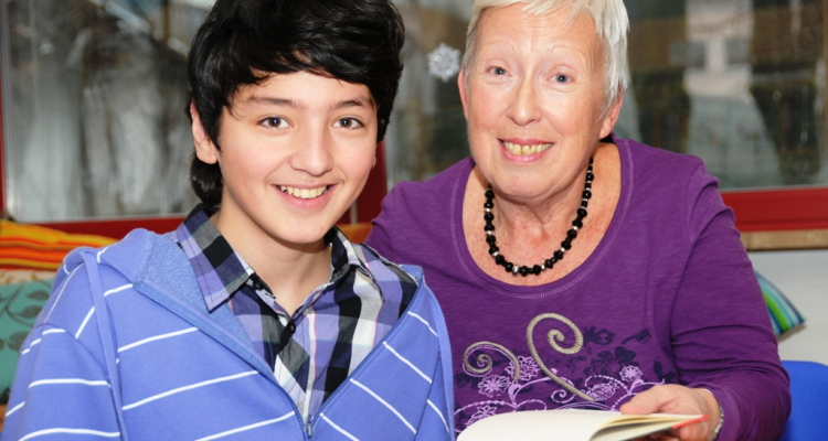 Elisabeth Czerwenka mit ihrem "Lesepatenkind" Taner Harmanci