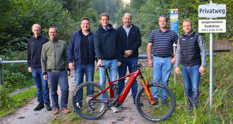 v.l.n.r.: Obmann der Weginteressentschaft Sebastian Rabl, GF TVB Wildschönau Michael Mairhofer, Sportreferent Wörgl Thomas Embacher, BGM Wörgl Michael Riedhart, Obmann Dorfinteressentschaft Markus Schipflinger, Grundeigentümer Josef Scheiber, GF TVB Ferienregion Hohe Salve Stefan Astner v.l.n.r.: Obmann der Weginteressentschaft Sebastian Rabl, GF TVB Wildschönau Michael Mairhofer, Sportreferent Wörgl Thomas Embacher, BGM Wörgl Michael Riedhart, Obmann Dorfinteressentschaft Markus Schipflinger, Grundeigentümer Josef Scheiber, GF TVB Ferienregion Hohe Salve Stefan Astner