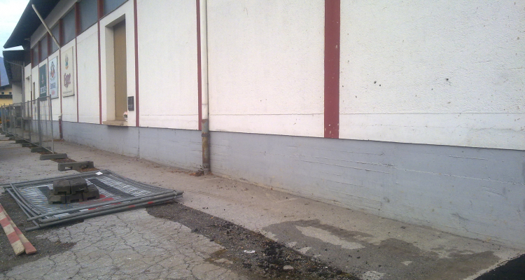 Sicherheitszaun trennt Schulweg von Parkplatz