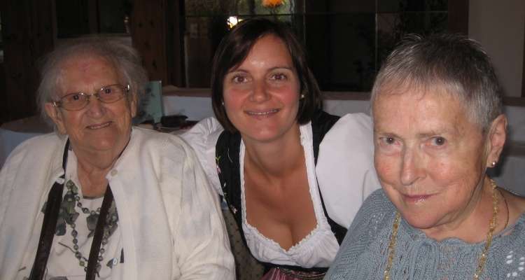 Ergotherapeutin Barbara mit zwei Mitbewohnerinnen beim Bewohnerausflug