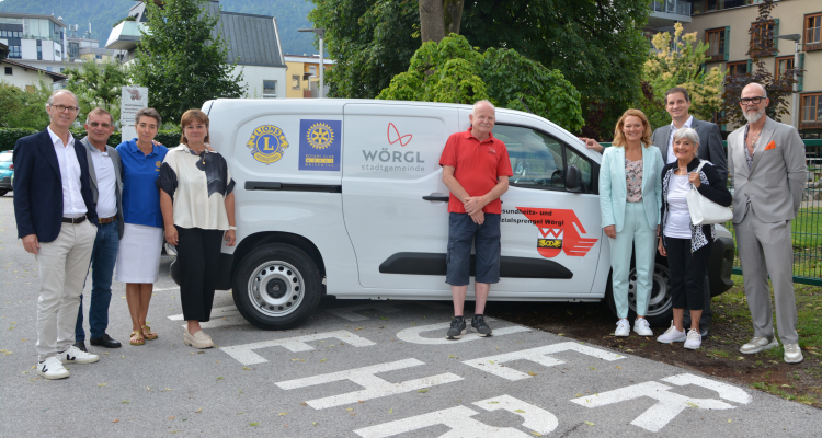 Bildtext: Bei der Übergabe des neuen Essen auf Rädern-Auslieferautos v.l. Dr. Martin Salcher, Dr. Jakob Kruckenhauser, Dr. Claudia Hellebart, Michaela Fabiankovits, Josef Böhm, Elisabeth Werlberger, Michael Riedhart, Maria Steiner und Christian Pumpfer. Foto: Veronika Spielbichler Bildtext: Bei der Übergabe des neuen Essen auf Rädern-Auslieferautos v.l. Dr. Martin Salcher, Dr. Jakob Kruckenhauser, Dr. Claudia Hellebart, Michaela Fabiankovits, Josef Böhm, Elisabeth Werlberger, Michael Riedhart, Maria Steiner und Christian Pumpfer. Foto: Veronika Spielbichler