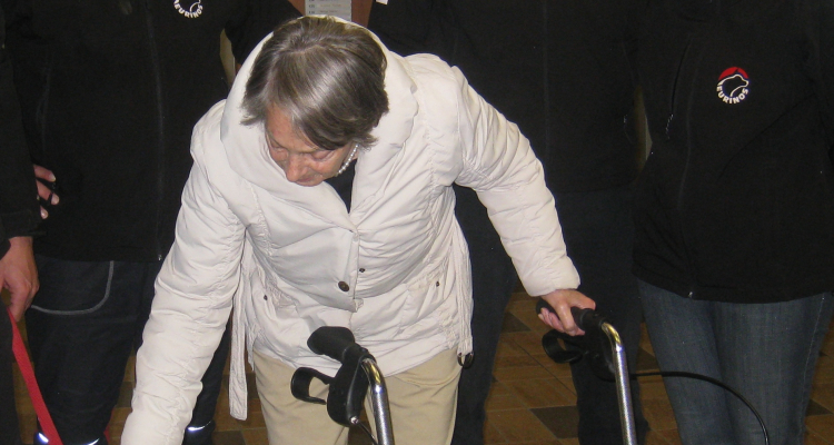 Bewohnerin Frau Gasser Aurelia mit einem Suchhund