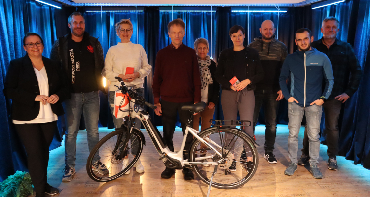 Iris Kahn mit Sponsoren und glücklichen Gewinnern Iris Kahn mit Sponsoren und glücklichen Gewinnern