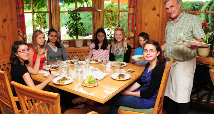 Gastgeber und Wirt Karl Binder (rechts, stehend) bediente Sophie Fill, Valentina Brändle, Özlem Cihangir, Ayla Davulcu, Silvia Ehrenstrasser, Andreas Kruckenhauser und Derya Yürüyen (sitzend von links) sehr gerne. Gastgeber und Wirt Karl Binder (rechts, stehend) bediente Sophie Fill, Valentina Brändle, Özlem Cihangir, Ayla Davulcu, Silvia Ehrenstrasser, Andreas Kruckenhauser und Derya Yürüyen (sitzend von links) sehr gerne.