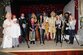 Schülerinnen filmen das Theaterstück Dornröschen