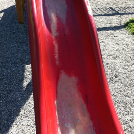 Rissige Rutsche beim Spielplatz/Ladestrasse Rissige Rutsche beim Spielplatz/Ladestrasse