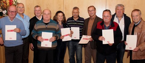 Präsident Fleischhacker (2.v.li.) und Obmann Steinlechner (3.v.li.) mit einigen der Geehrten für 40 und 50 Jahre Mitgliedschaft. 