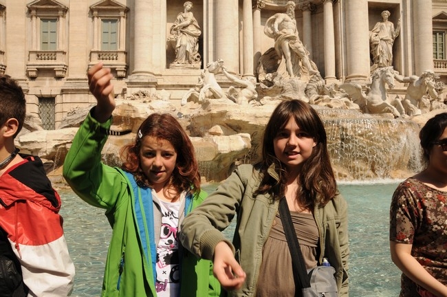 Johanna Haselsberger und Melanie Atzl vor dem Trevi-Brunnen. Johanna Haselsberger und Melanie Atzl vor dem Trevi-Brunnen.