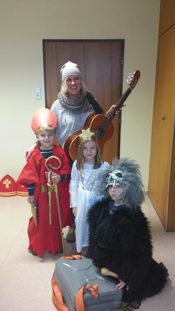 Kinder des KiGa-Prof. Grömerweg mit Tante Bettina