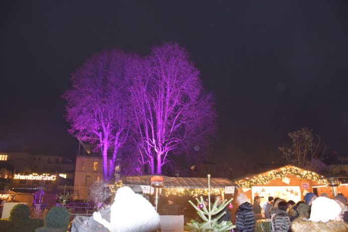 Christkindlmarkt erstrahlt in weihnachtlichen Farben Christkindlmarkt erstrahlt in weihnachtlichen Farben