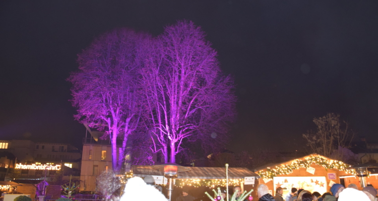 Christkindlmarkt erstrahlt in weihnachtlichen Farben Christkindlmarkt erstrahlt in weihnachtlichen Farben