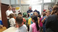Die Schüler der Volksschuler im Stadtamt