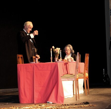 Butler James (Florian Adamski) und Miss Sophie (Irmi Apor)