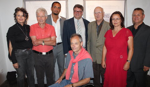 Bei der Ausstellungseröffnung v.l. Bgm. Hedi Wechner, Stadtarchivar Helmut Wechner, Anne Frank Verein Österreich-Koordinator Aaron Peterer, vorne Vizebgm. Hubert Aufschnaiter, Museumsvereinsobmann Mag. Markus Steinbacher, Stadtarchivar Hans Gwiggner, Veronika Spielbichler vom Heimatmuseumsverein und Historiker Mag. Erich Schreder