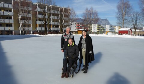 Im Bild von links nach rechts: Vizebürgermeister Hubert Aufschnaiter,ESV-Stockschützen-Obmann Peter Hausberger , Bürgermeisterin Hedi Wechner.