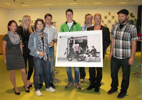 Der glückliche Sieger des EldoRADo-Fotowettbewerbes Florian Klingler (4.v.r.) mit Brigitta Merkl, Eva Teißl, Bürgermeisterin Hedi Wechner, Peter Teuschel, Georg Griesser und Kursleiter Hannes Sautner.