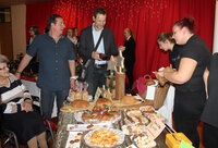 Eine Delegation des Seniorenheimes Wörgl mit Heimleiter Harald Ringer (2.v.l) besuchte den Weihnachtsmarkt der BFW, wobei auch fleißig eingekauft wurde