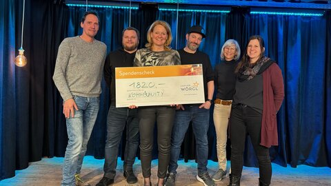 Der Spendenerlös der 1. Weißwurscht-Party in der Zone Wörgl in Höhe von 1.820 Euro ging an den Verein Licht für Wörgl – v.l. Komm!unity-Geschäftsführer Klaus Ritzer, Ramon Kohlmann/Zone, Sozialstadträtin Elisabeth Werlberger, Kulturkoordinator und Kulturzone-Obmann Andy Winderl, Angelika Eberl und Nadine Winderl