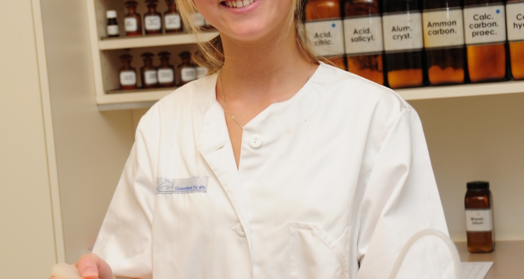 Silvia Ehrenstraßer (4a) musste Cremes zusammenmischen und diese beschriften. Dabei war äußerste Genauigkeit gefragt. Silvia Ehrenstraßer (4a) musste Cremes zusammenmischen und diese beschriften. Dabei war äußerste Genauigkeit gefragt.