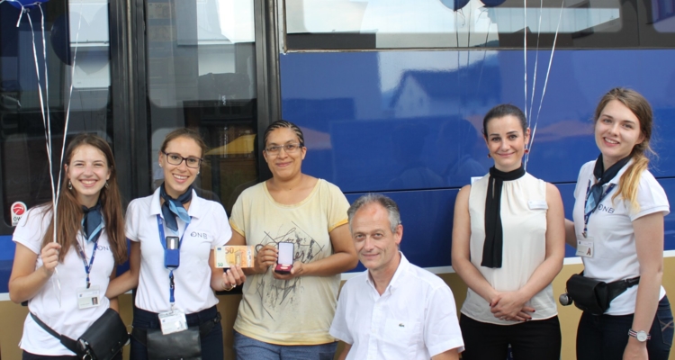Gewinnerfoto (v.l.n.r. zwei Mitarbeiterinnen des Euro-Info-Tour Teams, Publikums-Gewinnerin Sylvia Wölfel, Vize-Bürgermeister Hubert Aufschnaiter, OeNB Mitarbeiterin Manuela Gantioler-Sandsmark, Mitarbeiterin des Euro-Info-Tour Teams) Gewinnerfoto (v.l.n.r. zwei Mitarbeiterinnen des Euro-Info-Tour Teams, Publikums-Gewinnerin Sylvia Wölfel, Vize-Bürgermeister Hubert Aufschnaiter, OeNB Mitarbeiterin Manuela Gantioler-Sandsmark, Mitarbeiterin des Euro-Info-Tour Teams)