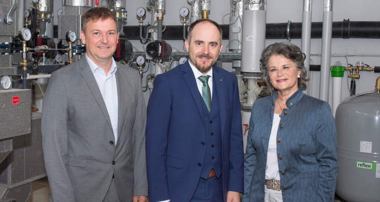 Von links: Mag. (FH) Reinhard Jennewein (Stadtwerke Wörgl), SPAR-Geschäftsführer Dr. Christof Rissbacher und Frau Bürgermeisterin Hedi Wechner nehmen die neue Fernwärmeversorgung für SPAR in Betrieb Von links: Mag. (FH) Reinhard Jennewein (Stadtwerke Wörgl), SPAR-Geschäftsführer Dr. Christof Rissbacher und Frau Bürgermeisterin Hedi Wechner nehmen die neue Fernwärmeversorgung für SPAR in Betrieb