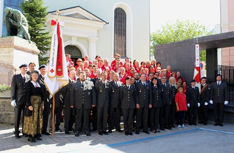 Neue Fahne des Roten Kreuzes gesegnet