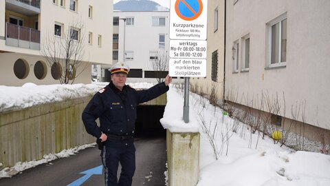 Gerhard Heger, Leiter der Stadtpolizei, bei der Einfahrt zur Tiefgarage am Gradl-Areal. Seit Ende 2016 stehen hier 28 Kurzparkzonenplätze der Stadt Wörgl zur Verfügung.
