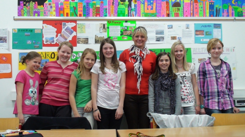 ENGLISCH ALS VERGNÜGEN. Alexandra Hager, Nicole Peer, Florina Brändle, Lisa Eigentler, Gabrielle Amestoy, Lisa Osl, Kathrin Strillinger und Sabrina Wechselberger (von links) tauchen gerne in die englische Sprachenwelt ein. ENGLISCH ALS VERGNÜGEN. Alexandra Hager, Nicole Peer, Florina Brändle, Lisa Eigentler, Gabrielle Amestoy, Lisa Osl, Kathrin Strillinger und Sabrina Wechselberger (von links) tauchen gerne in die englische Sprachenwelt ein.