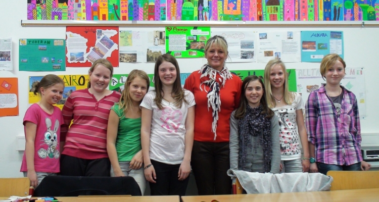 ENGLISCH ALS VERGNÜGEN. Alexandra Hager, Nicole Peer, Florina Brändle, Lisa Eigentler, Gabrielle Amestoy, Lisa Osl, Kathrin Strillinger und Sabrina Wechselberger (von links) tauchen gerne in die englische Sprachenwelt ein. ENGLISCH ALS VERGNÜGEN. Alexandra Hager, Nicole Peer, Florina Brändle, Lisa Eigentler, Gabrielle Amestoy, Lisa Osl, Kathrin Strillinger und Sabrina Wechselberger (von links) tauchen gerne in die englische Sprachenwelt ein.